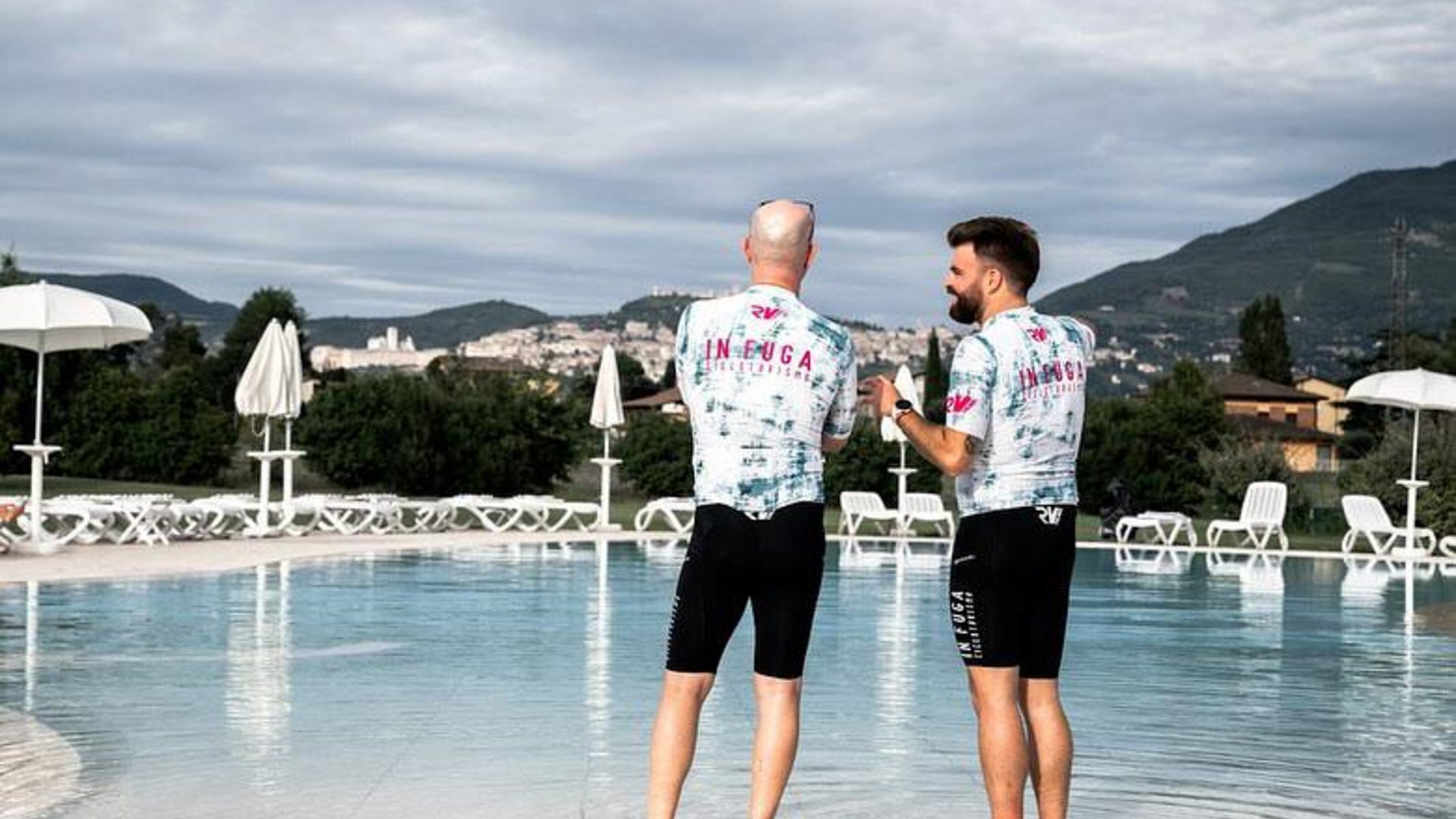 Vacanze Bike ad Assisi unico Italy bike hotels in Umbria Due uomini in abbigliamento sportivo con piedi in acqua in una piscina all'aperto