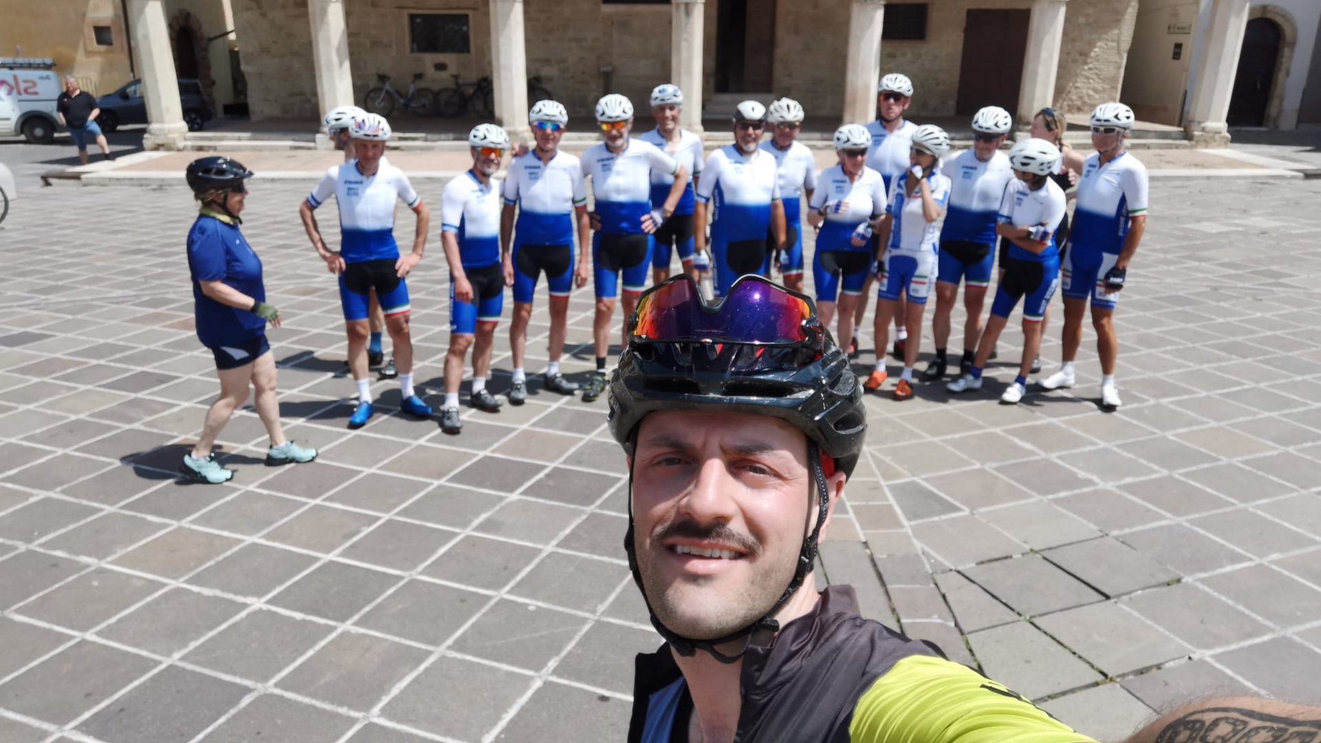 Vacanze Bike ad Assisi unico Italy bike hotels in Umbria Gruppo di ciclisti in divisa bianca e blu con uomo che scatta un selfie