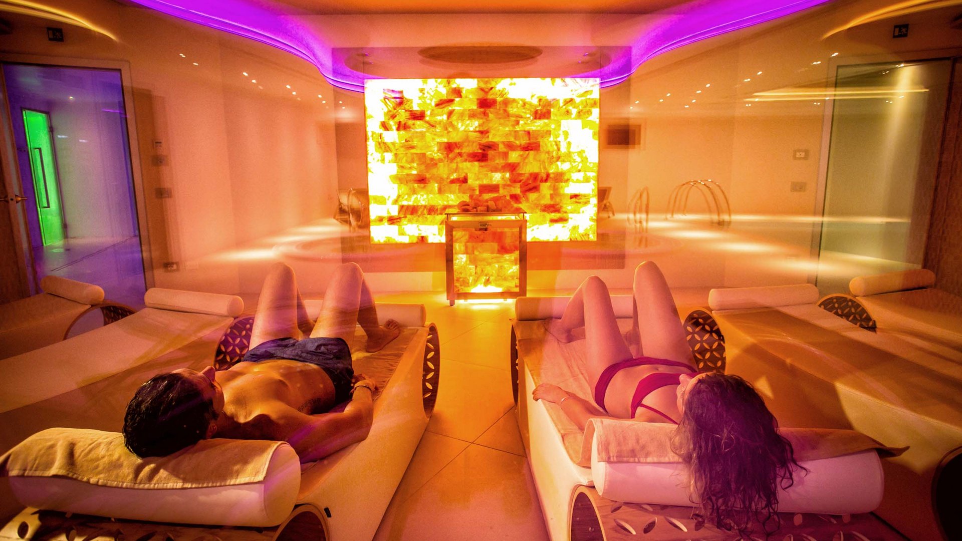 Assisi Cantico SPA - DaySPA in Umbria ad Assisi, la provincia di Perugia più bella. Percorsi Benessere Massaggi Idee Regalo per Adulti e Bambini Persone sdraiate in lettini relax in una spa con illuminazione calda