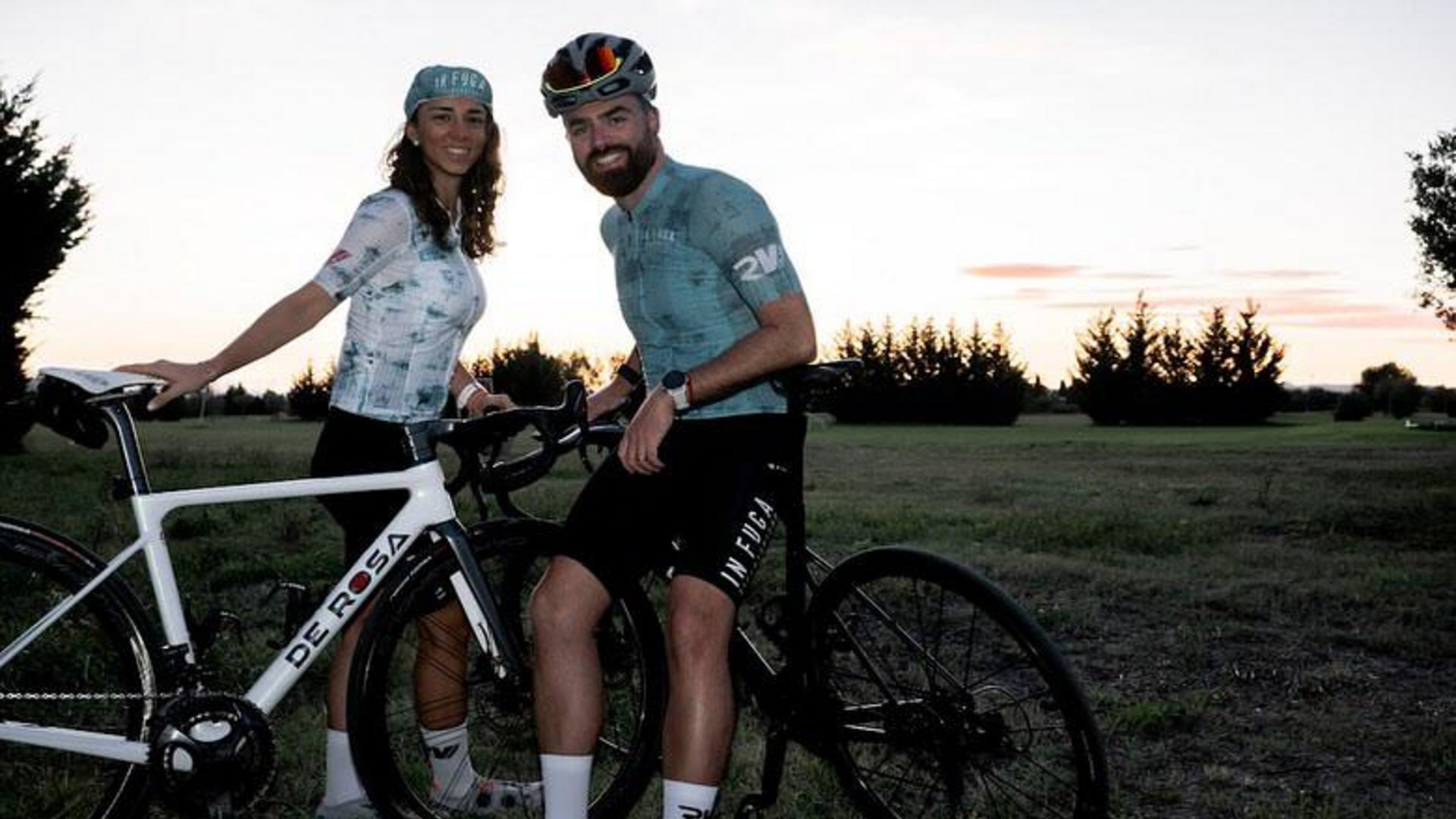 Vacanze Bike ad Assisi unico Italy bike hotels in Umbria Uomo e donna con bici da corsa in un campo al tramonto