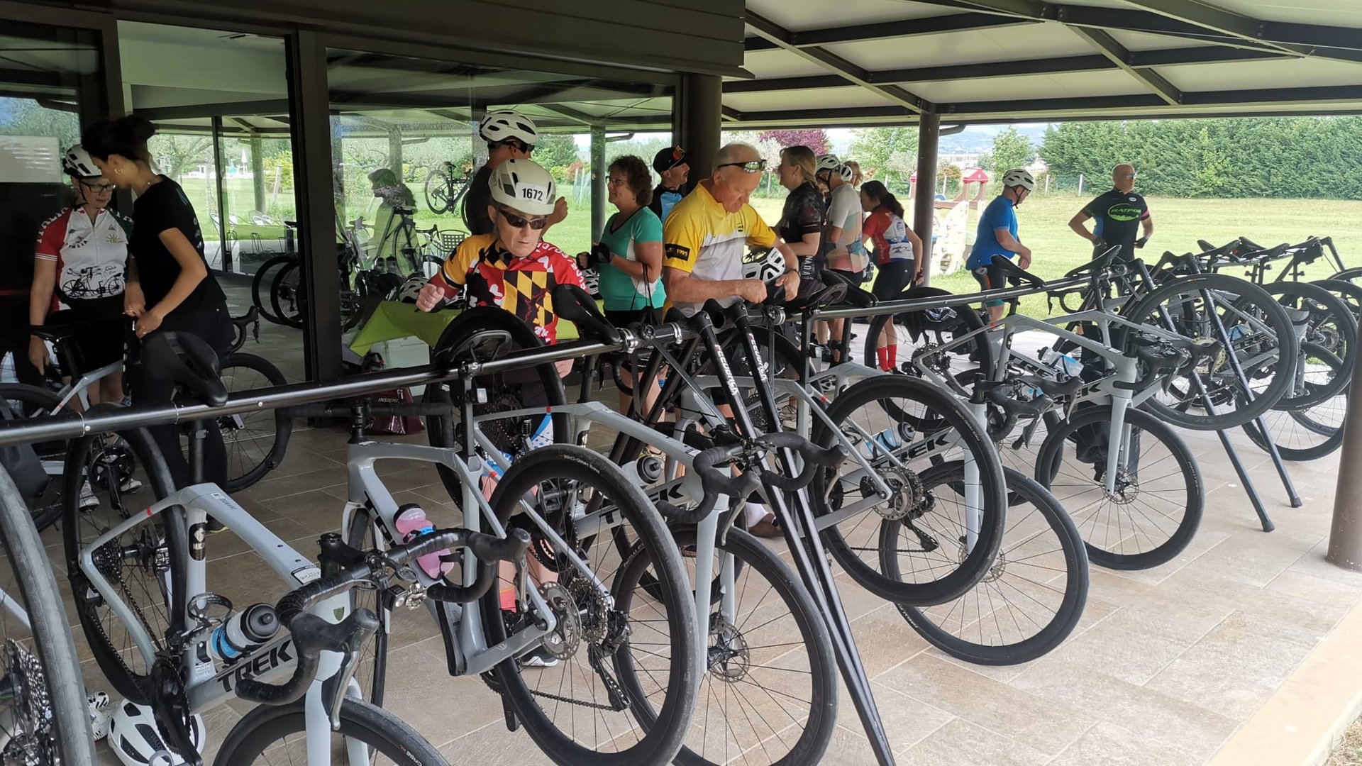 Vacanze Bike ad Assisi unico Italy bike hotels in Umbria Persone con equipaggiamento da ciclismo vicino a biciclette parcheggiate sotto una tettoia