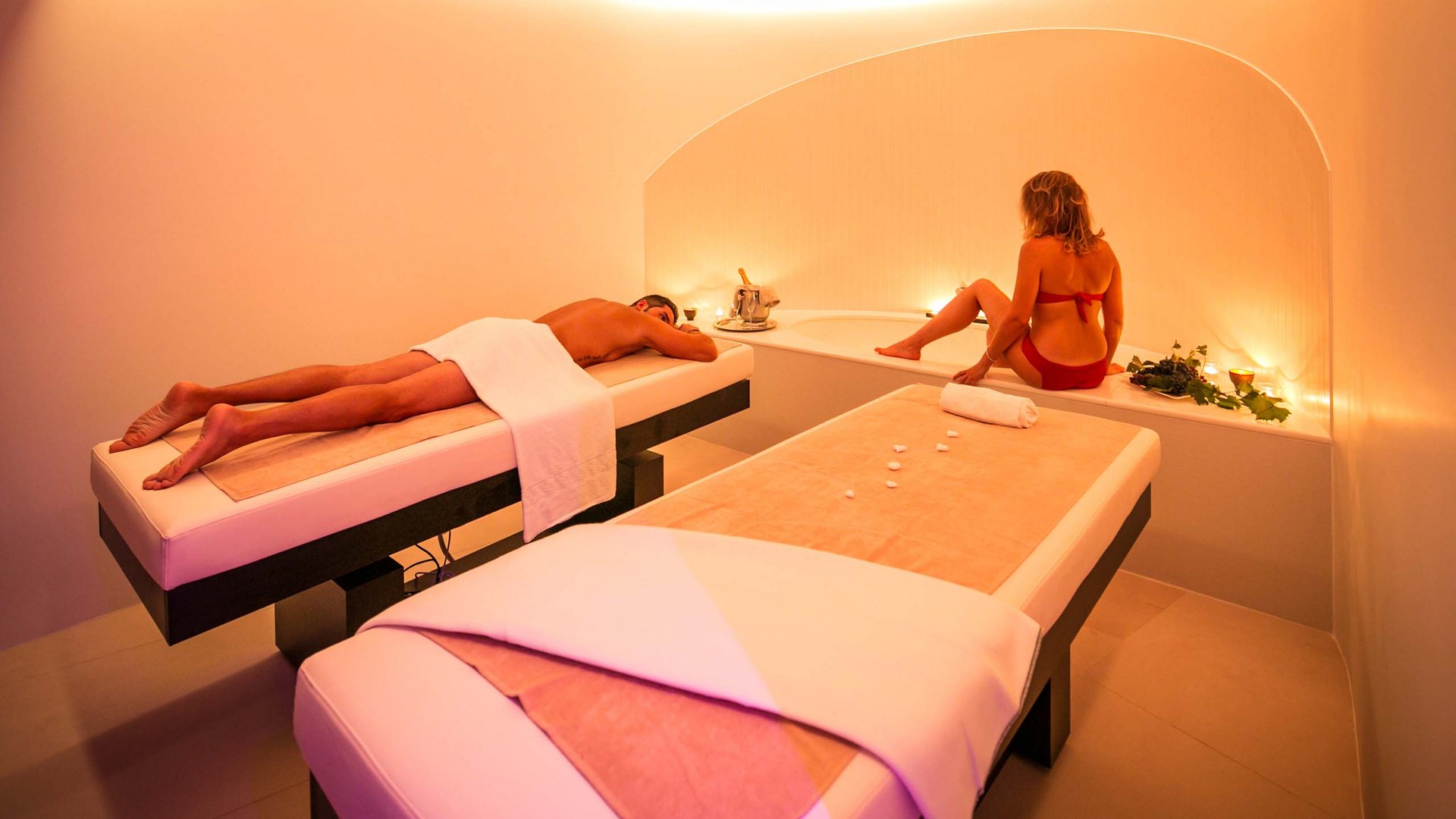Private SPA in Umbria Assisi Wellness & SPA Percorso Benessere di Coppia Sala relax spa con due lettini e due persone in costume da bagno