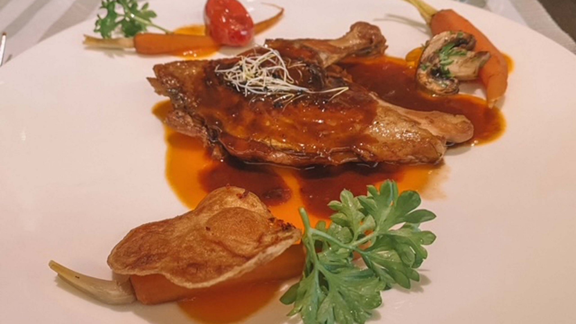 Vacanze Bike ad Assisi unico Italy bike hotels in Umbria Petto d'anatra con salsa, carote, pomodoro e funghi su piatto bianco