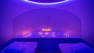 Assisi Cantico SPA - La tua SPA ad Assisi, Perugia, nell' Umbria più bella! Percorsi Benessere Massaggi Idee Regalo per Adulti e Bambini Stanza spa con vasca idromassaggio, candele accese e lettini da massaggio
