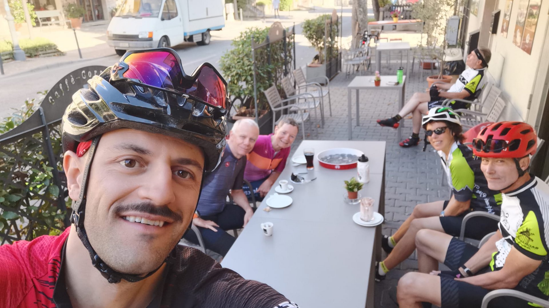 Vacanze Bike ad Assisi unico Italy bike hotels in Umbria Gruppo di ciclisti seduti a un tavolo all'aperto in pausa caffè