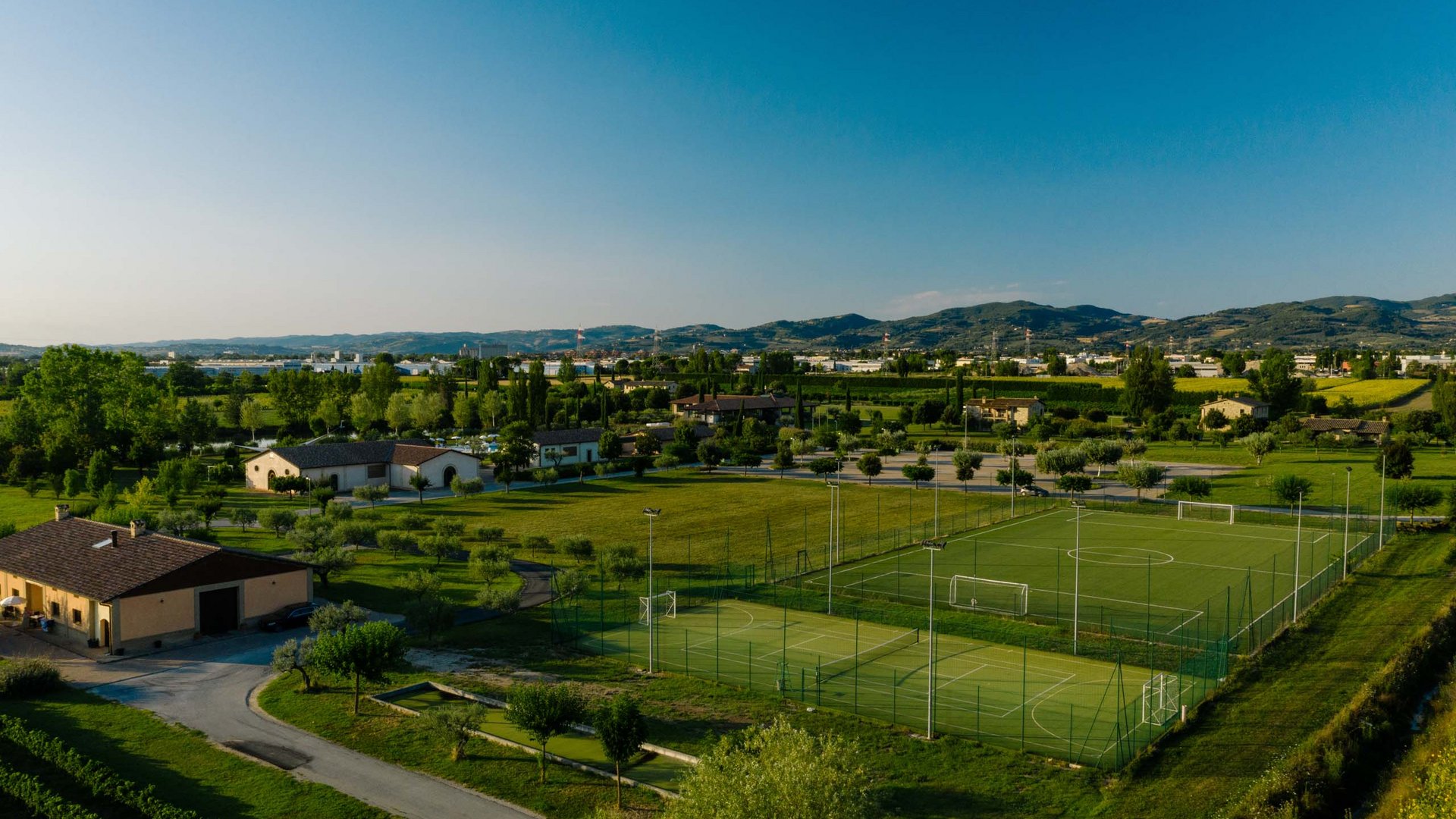 Un hotel a Santa Maria degli Angeli, Assisi? No, molto di più Campi sportivi in un'area verde con montagne sullo sfondo