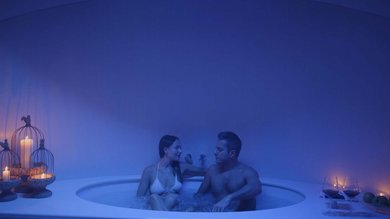 Assisi Cantico SPA - La tua SPA ad Assisi, Perugia, nell' Umbria più bella! Percorsi Benessere Massaggi Idee Regalo per Adulti e Bambini Coppia rilassata in vasca idromassaggio con candele e vino