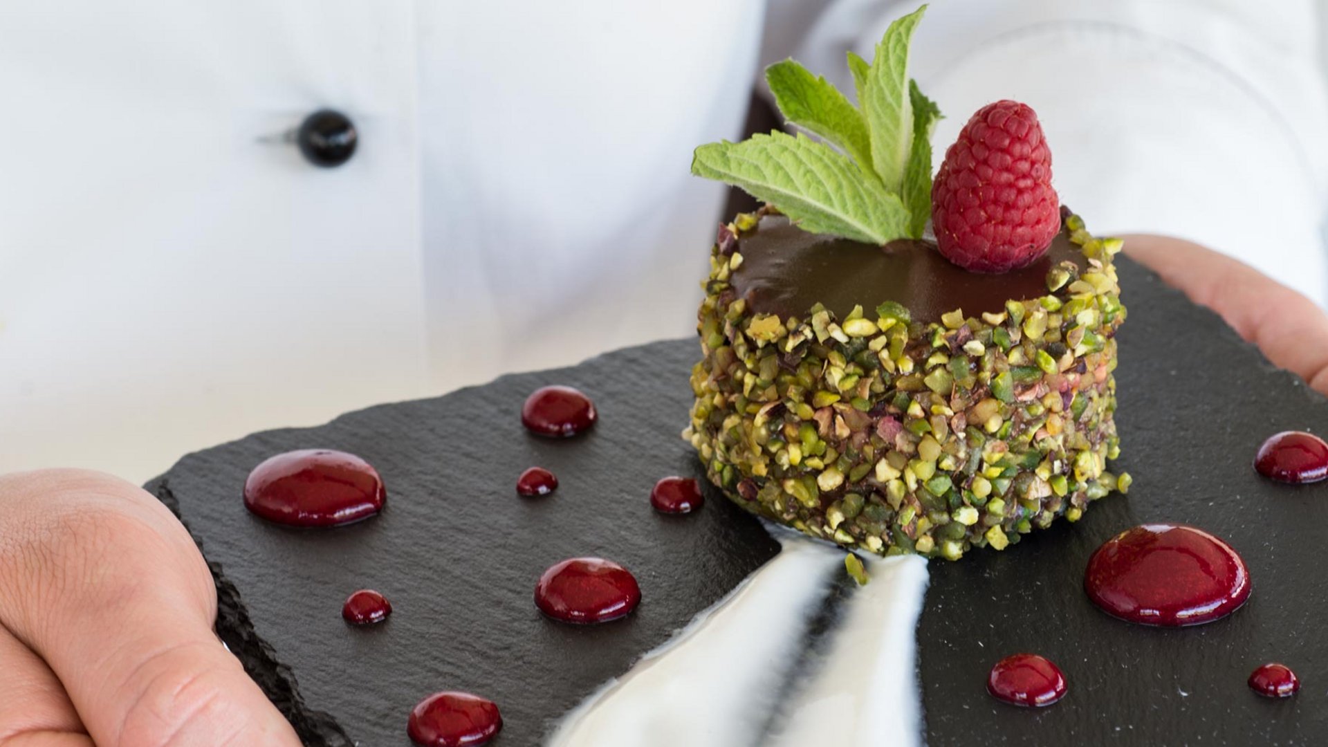 Pranzo di Pasquetta ad Assisi con Percorso SPA A Valle di Assisi, il Ristorante Recanto vi aspetta Dolce rivestito di pistacchi con glassa al cioccolato, lampone e menta