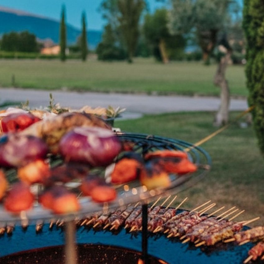 Un hotel accessibile, in Umbria, con una marcia in più Spiedini di carne e verdure alla griglia all'aperto in un giardino