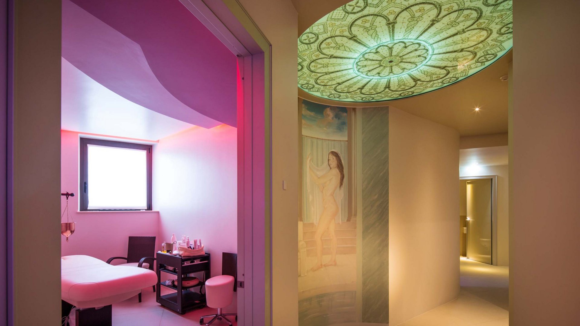 Vacanze Bike ad Assisi unico Italy bike hotels in Umbria Interno di un centro benessere con sala massaggi e decorazioni artistiche