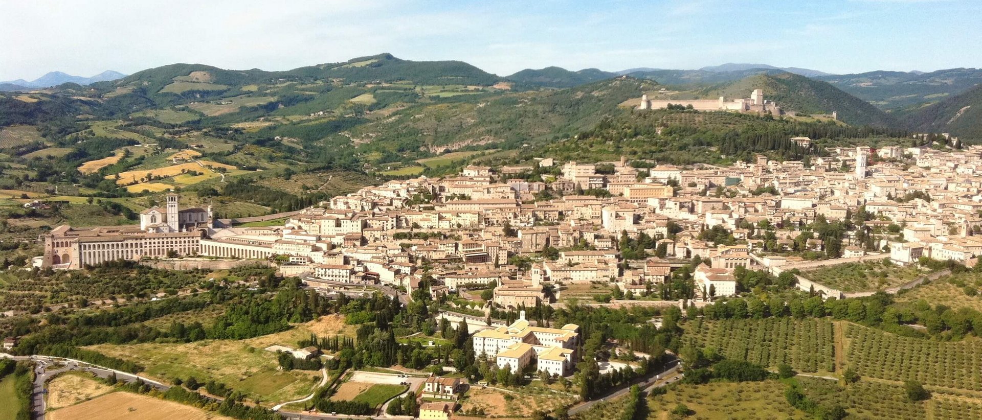 La Basilica di San Francesco ad Assisi Veduta aerea di Assisi con campi e colline umbre