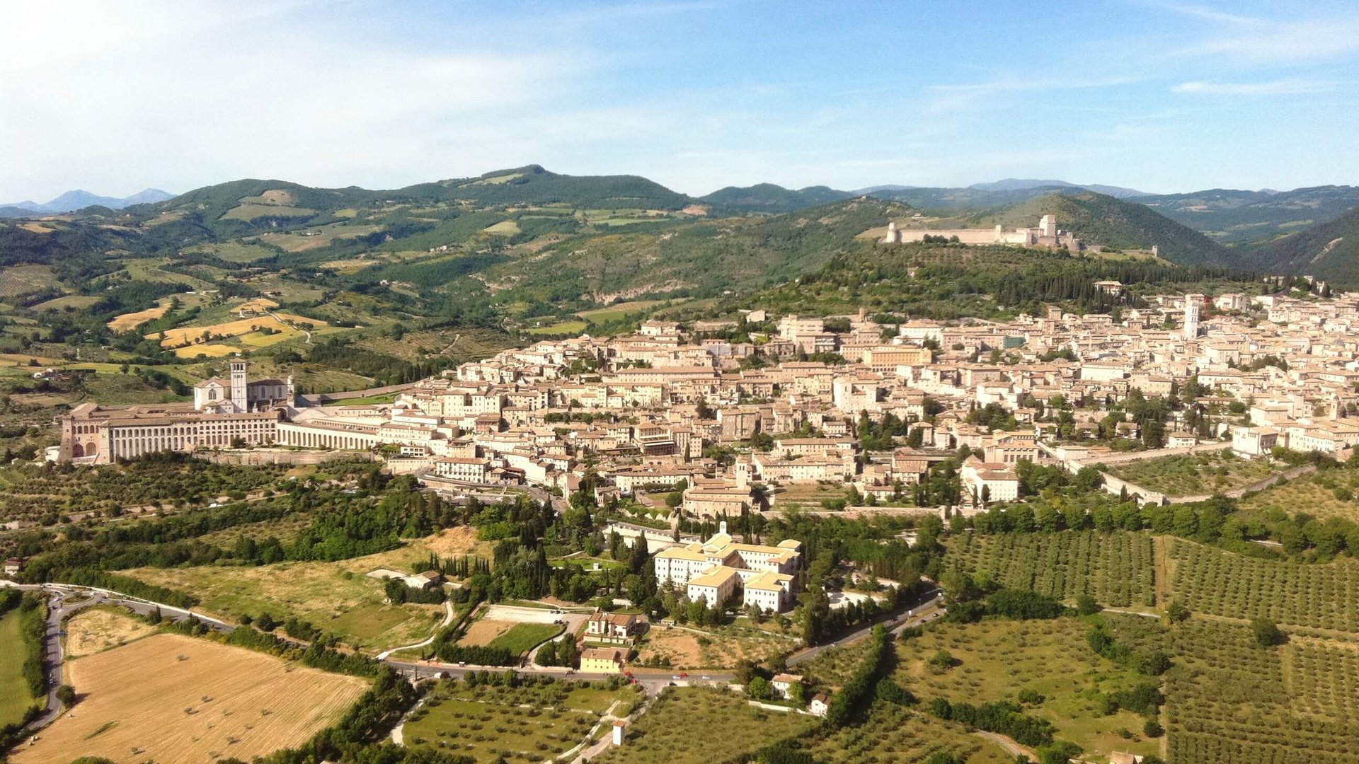 Un resort vicino ad Assisi indimenticabile Veduta aerea di Assisi con campi e colline umbre