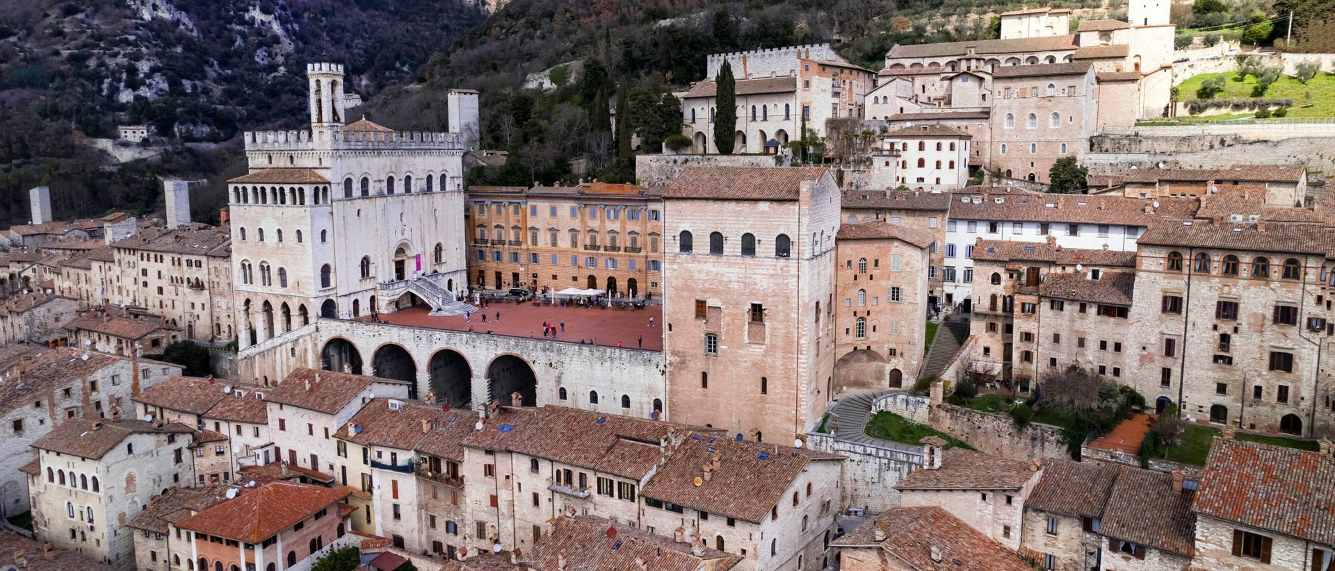 La Basilica di San Francesco ad Assisi Veduta aerea di Gubbio con palazzi storici e montagne sullo sfondo