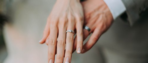 Classic Mano di donna con anello di fidanzamento e mano di uomo con fede