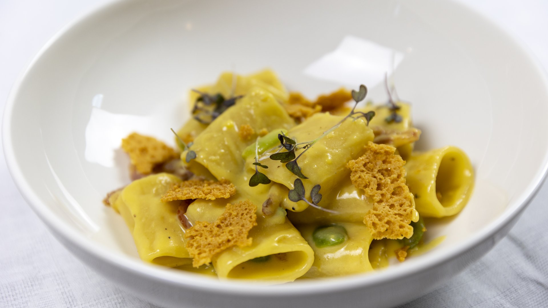 Pranzo di Pasquetta ad Assisi con Percorso SPA A Valle di Assisi, il Ristorante Recanto vi aspetta Pasta corta con crema, erbe fresche e croccanti pezzi di pane in ciotola bianca
