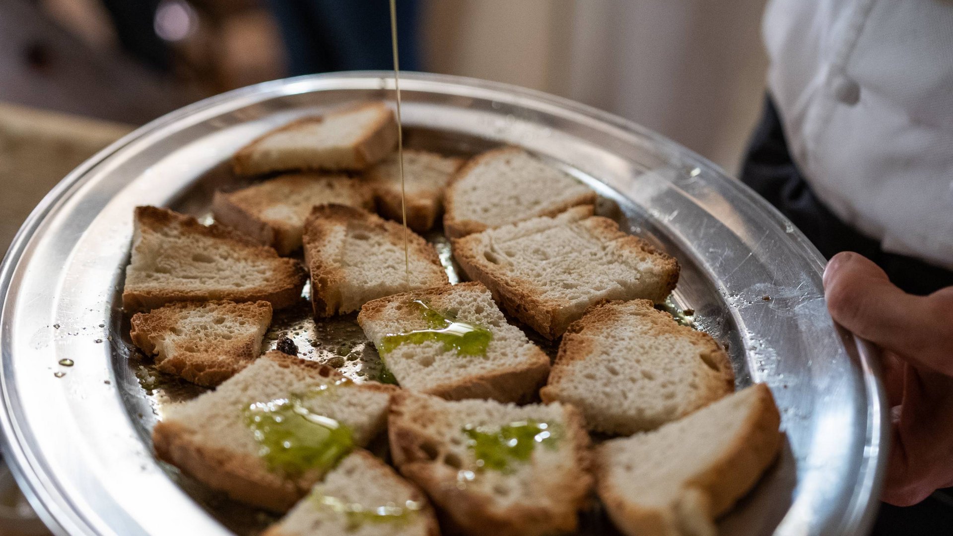 Vacanze Bike ad Assisi unico Italy bike hotels in Umbria Fette di pane tostato con olio d'oliva versato su di esse in un piatto