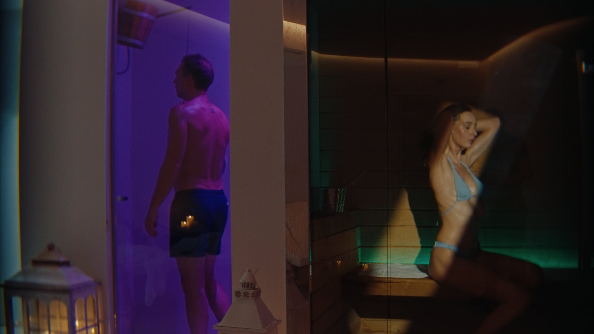 Private SPA in Umbria Assisi Wellness & SPA Percorso Benessere di Coppia Uomo nella doccia e donna in costume da bagno nella sauna con luci soffuse