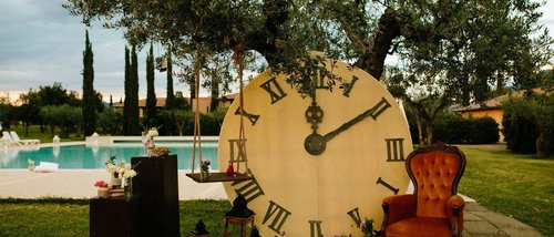 Offerte Vacanze e Pacchetti Assisi nella Perugia più Bella Orologio gigante, altalena e poltrona vintage in giardino vicino piscina