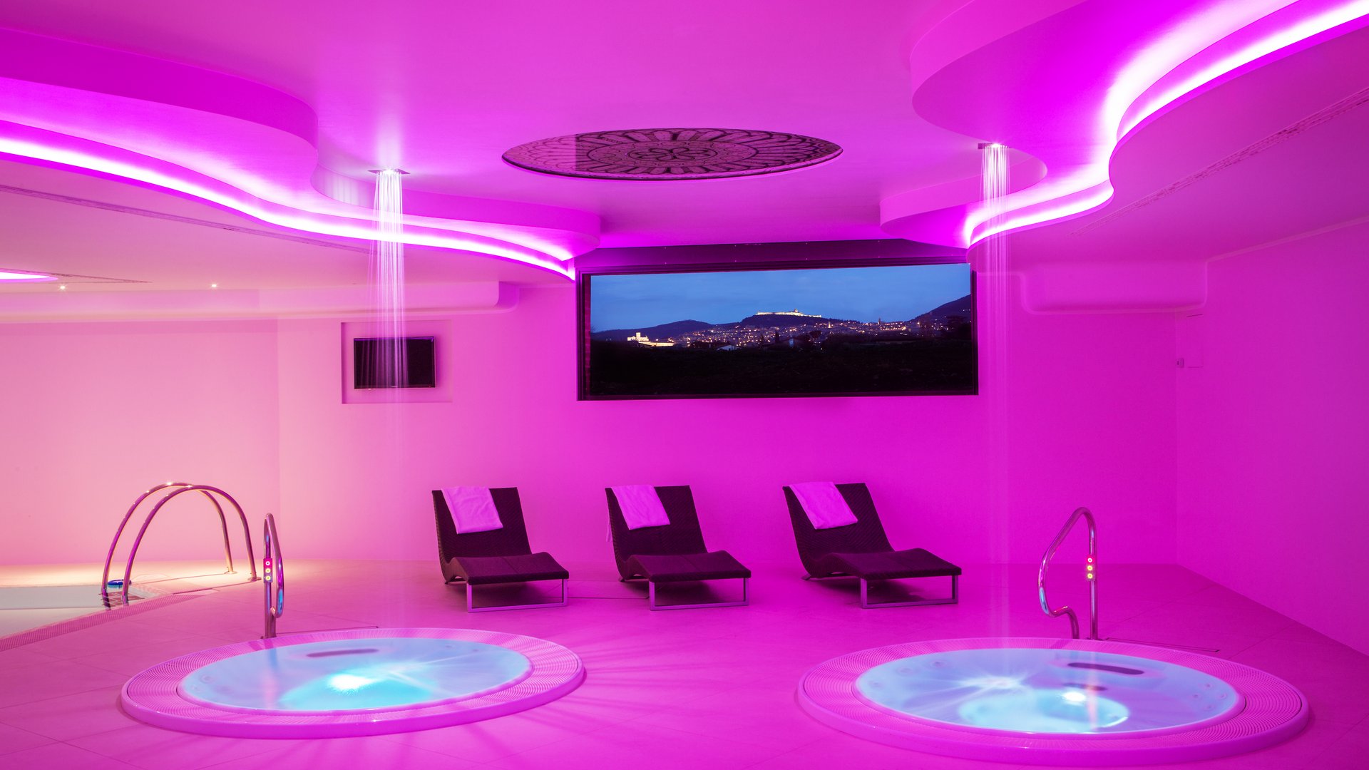 Una spa per bambini in Umbria? Eccola qui Assisi Cantico SPA a Santa Maria degli Angeli, la provincia di Perugia più bella! Spa interno con vasche idromassaggio e luci viola