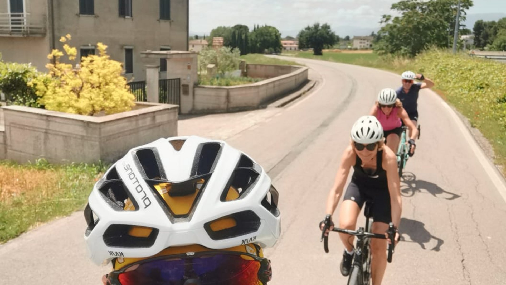 Vacanze Bike ad Assisi unico Italy bike hotels in Umbria Gruppo di ciclisti in abbigliamento sportivo su strada soleggiata