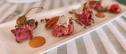 La missione di Valle di Assisi Piattino con tartare di carne e decorazioni gastronomiche
