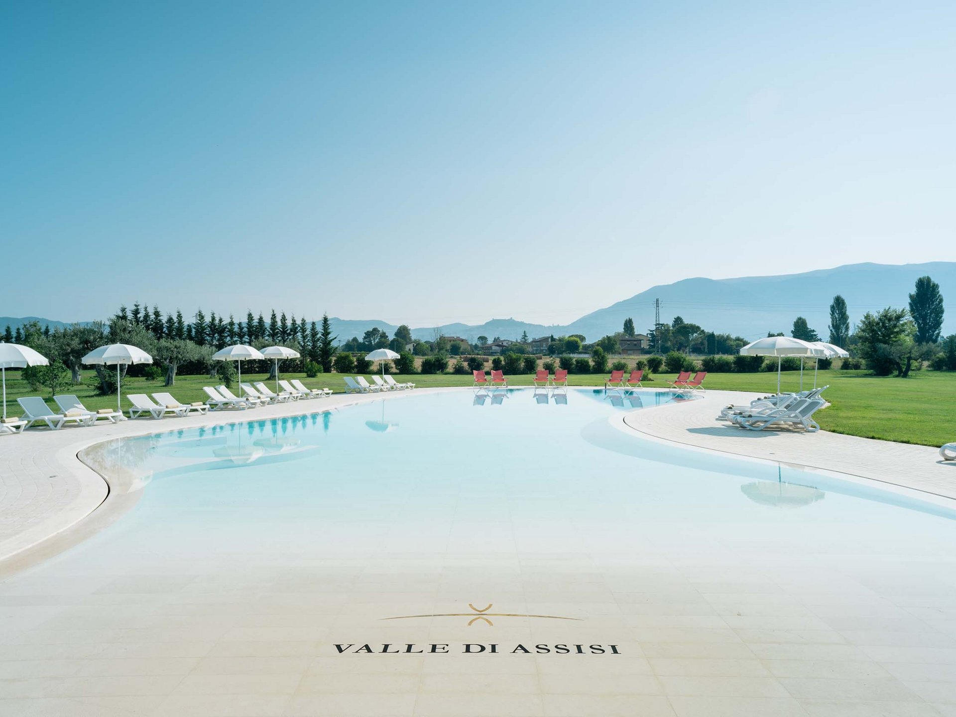La missione di Valle di Assisi Piscina all'aperto con lettini e ombrelloni in Valle di Assisi