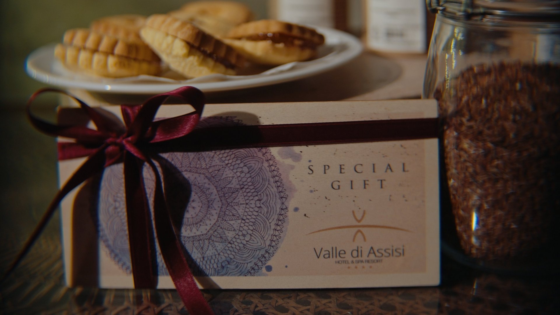 Confezione regalo speciale con biscotti su piatto e barattolo di semi