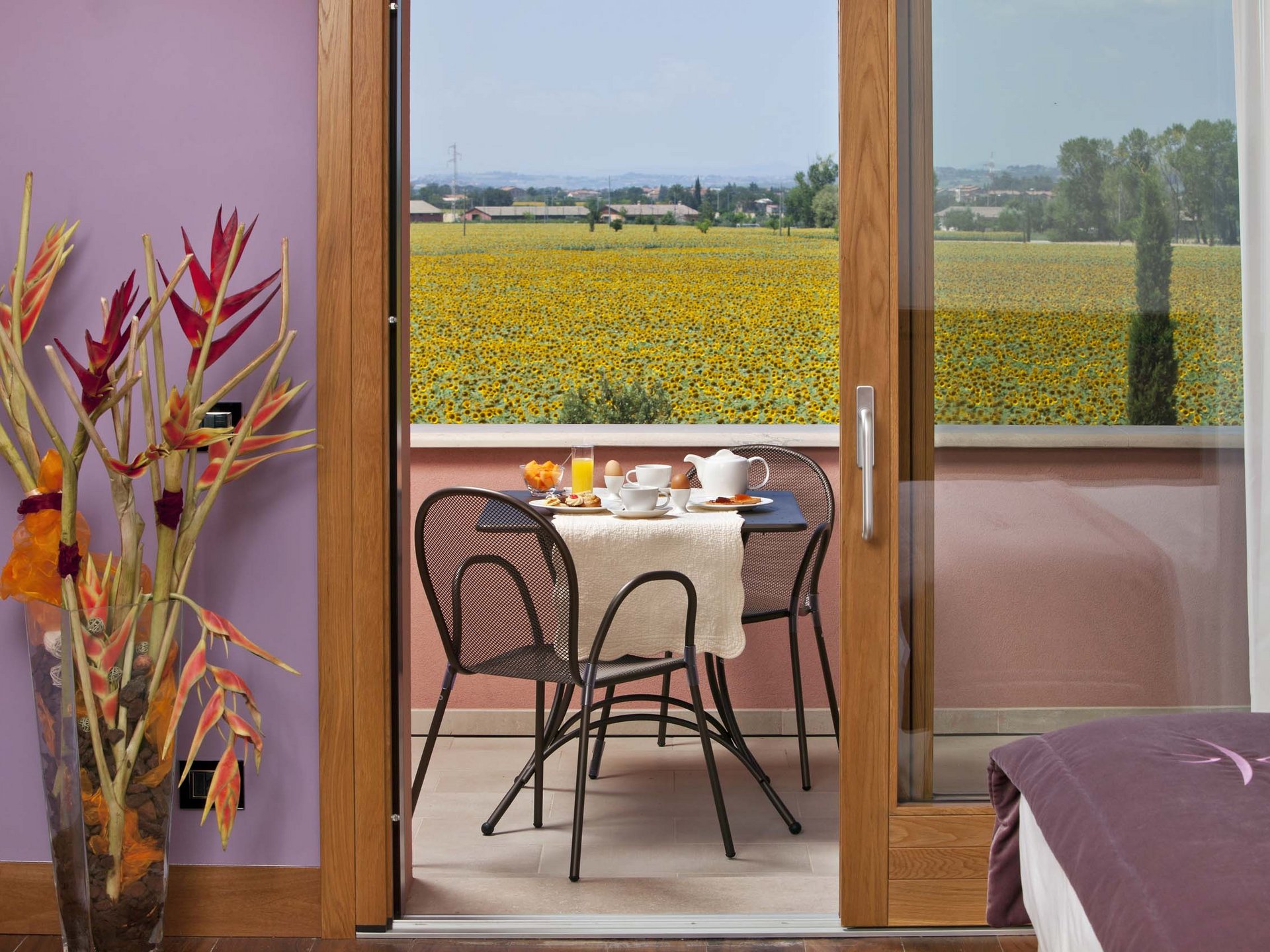 La missione di Valle di Assisi Terrazza con tavolo apparecchiato e vista su un campo di girasoli