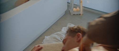 Gift Voucher Idee Regalo Festa della Mamma e anniversari dalla SPA benessere ai massaggi con cena. Donna rilassata nella vasca da bagno e uomo che riceve un massaggio