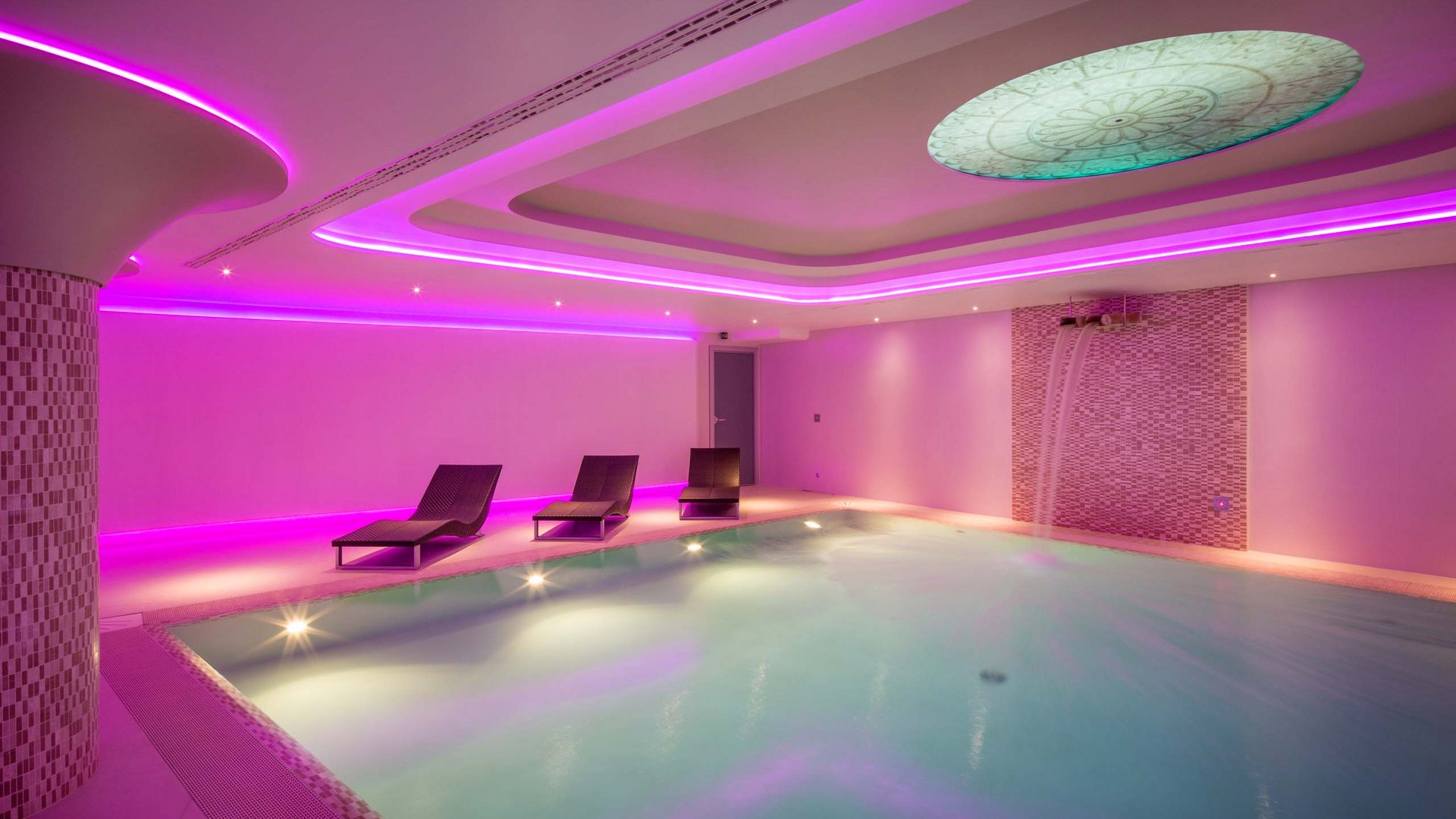 Vacanze Bike ad Assisi unico Italy bike hotels in Umbria Piscina interna con luci viola e tre lettini