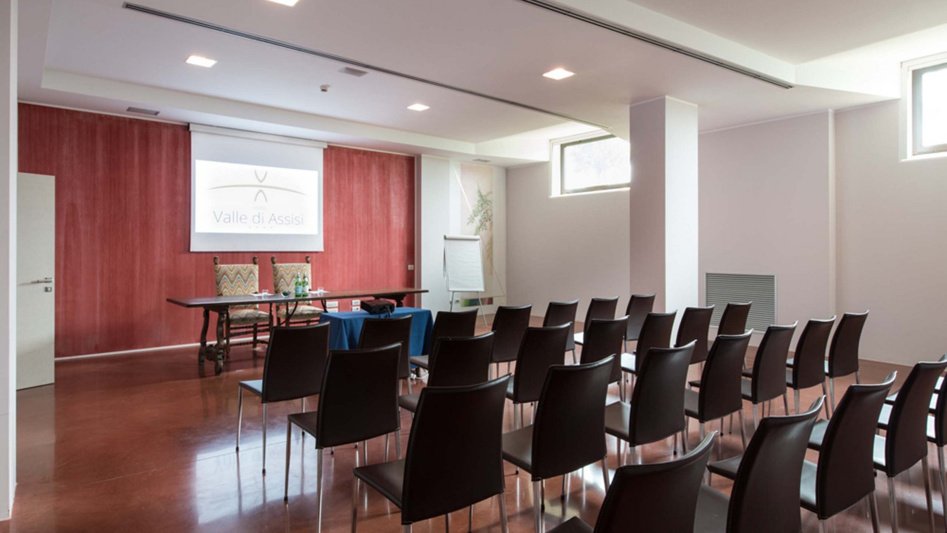 Perugia per Convegni e Congressi? Siamo a 19 minuti da Perugia ai piedi di Assisi Sala Eventi Perugia Assisi Congressi fino a 45 persone