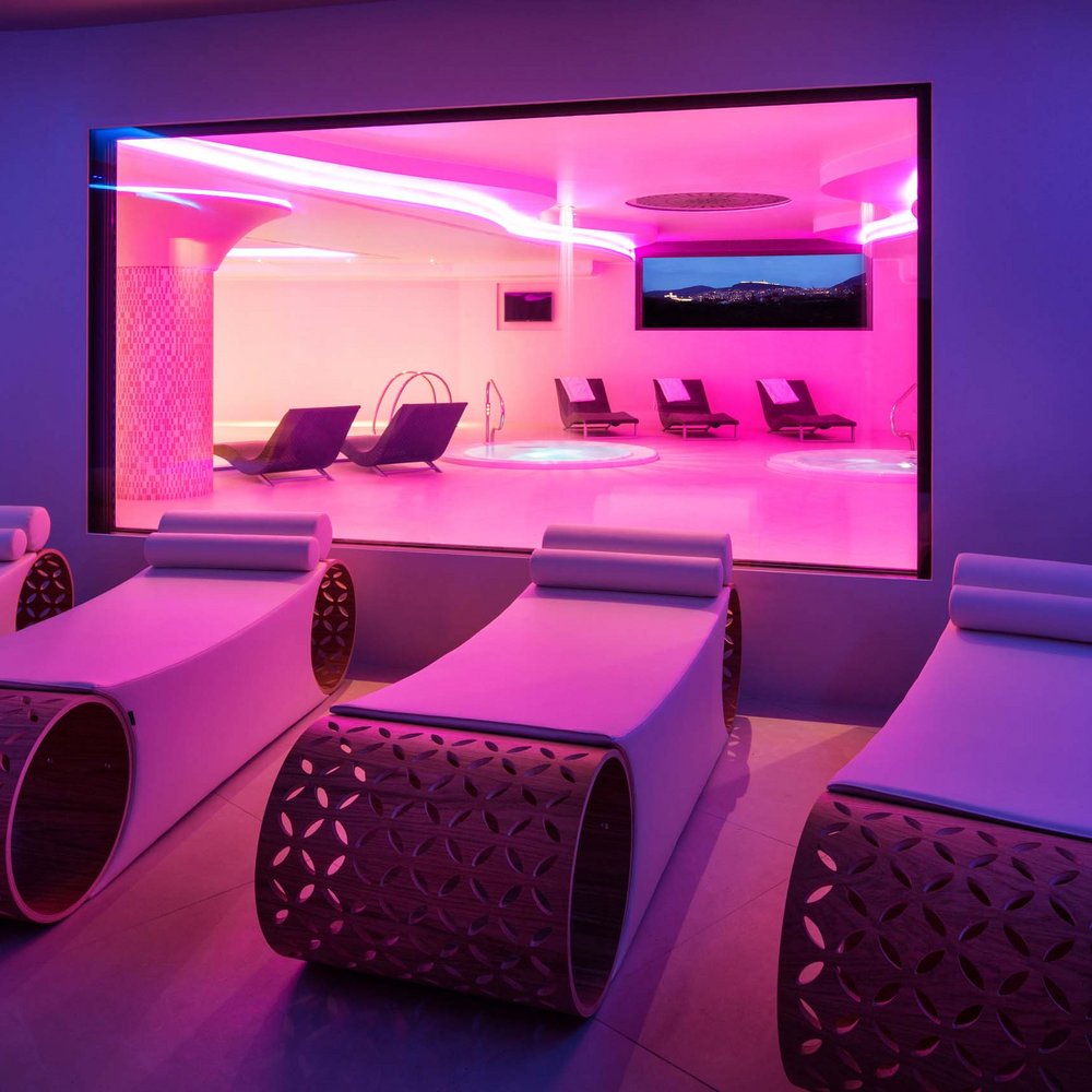 Assisi Cantico SPA - La tua SPA ad Assisi, Perugia, nell' Umbria più bella! Percorsi Benessere Massaggi Idee Regalo per Adulti e Bambini Interno spa moderno con poltrone relax e illuminazione rosa al neon