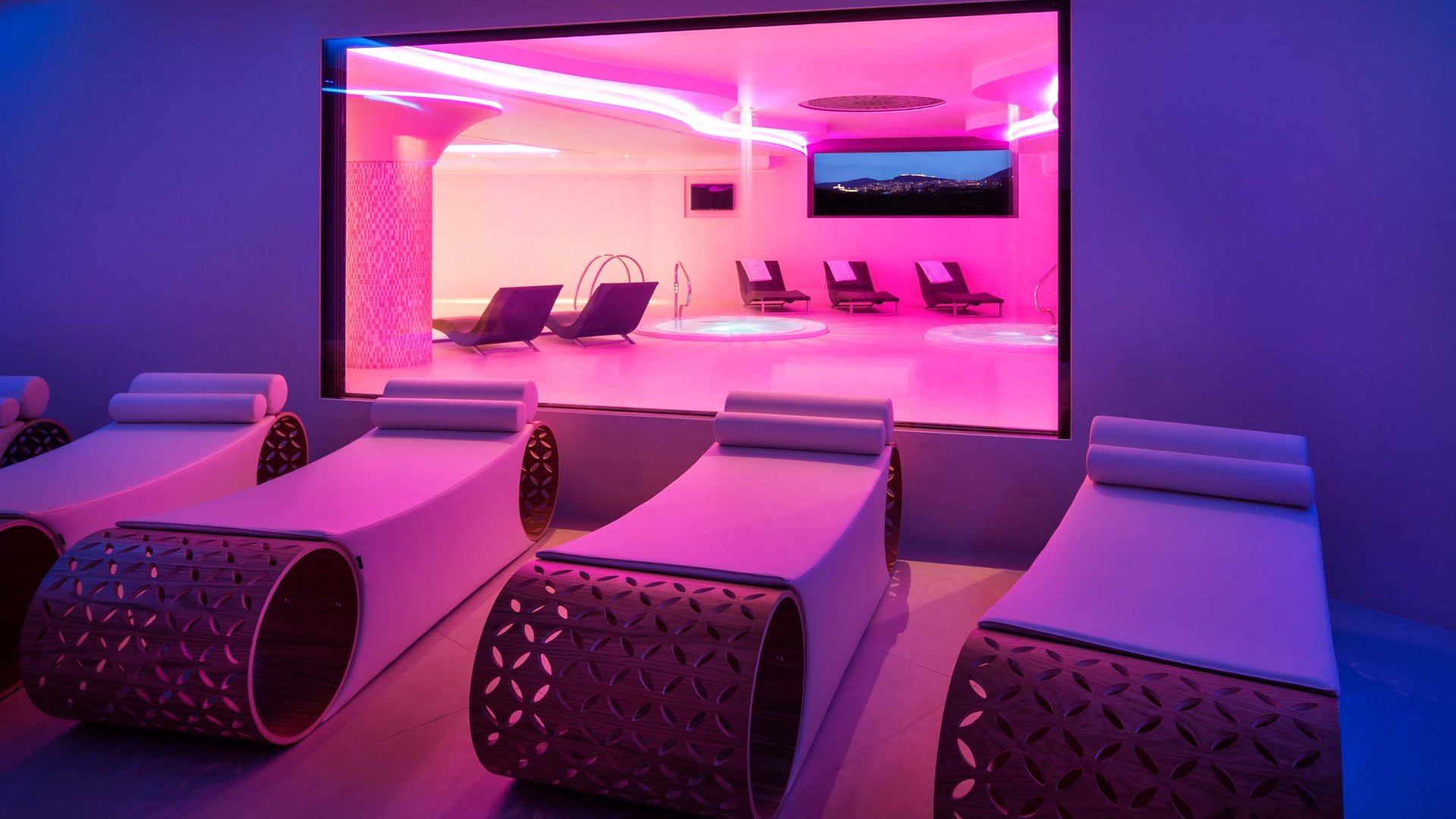 Night SPA in Esclusiva Umbria Assisi vicino Perugia per le tue Occasioni Speciali Interno spa moderno con poltrone relax e illuminazione rosa al neon