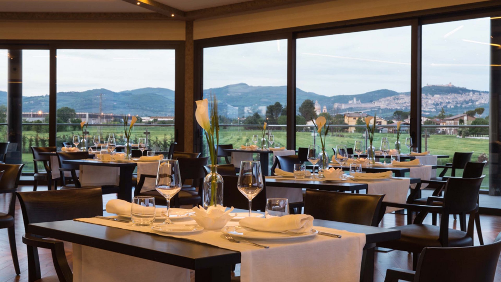 Vacanze Bike ad Assisi unico Italy bike hotels in Umbria Ristorante elegante con tavoli apparecchiati e vista sulle colline