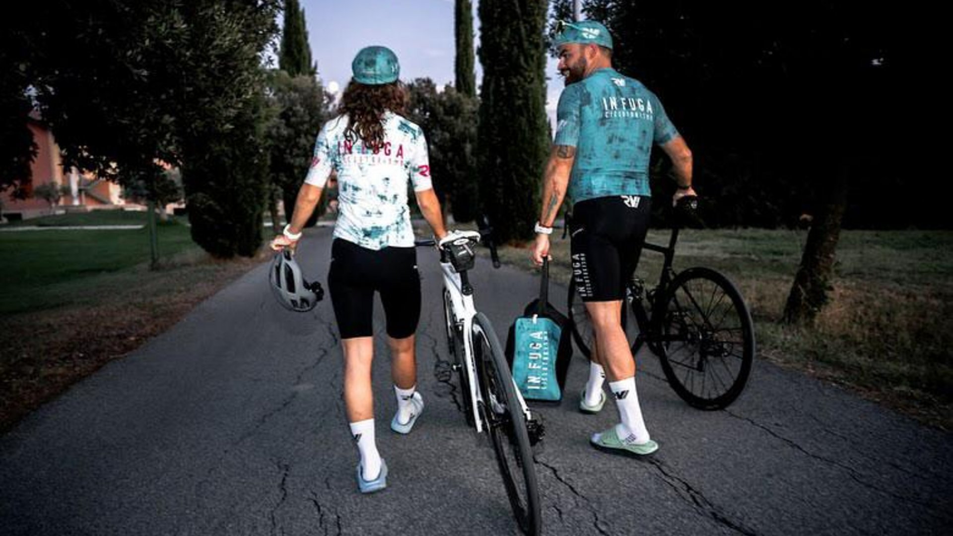 Vacanze Bike ad Assisi unico Italy bike hotels in Umbria Due ciclisti che camminano con le loro bici su una strada alberata
